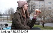 Pensive freelancer woman drinking coffee from paper cup sitting on a bench in the urban park. Woman wearing jacket eating street food in the city. Stylish middle-aged female. Autumn cold season. Стоковое видео, видеограф Марина Демидюк / Фотобанк Лори