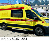 Машина скорой медицинской помощи на площади Борцов Революции во Владивостоке. Редакционное фото, фотограф Овчинникова Ирина / Фотобанк Лори