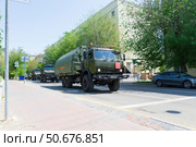 Понтонный автомобиль с речным звеном понтонного парка ПМП на шасси автомобиля КАМАЗ-53501. Волгоград, улица Мира, Россия. Редакционное фото, фотограф Андрей Цыганков / Фотобанк Лори