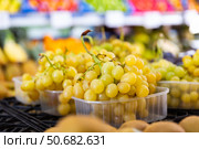 Bunches of kish-mish grapes in the store. Стоковое фото, фотограф Яков Филимонов / Фотобанк Лори