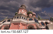 Temple of Basil the Blessed, Red Square, Moscow, Russia. Against the clouds, zoom. Стоковое видео, видеограф Владимир Журавлев / Фотобанк Лори