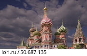 Temple of Basil the Blessed, Red Square, Moscow, Russia. Against the clouds, zoom. Стоковое видео, видеограф Владимир Журавлев / Фотобанк Лори