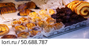 Closeup of sweet pastries behind glass on bakery showcase. Стоковое фото, фотограф Яков Филимонов / Фотобанк Лори