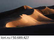 Sand dunes at the early morning, sunrise in the desert. Стоковое AI-изображение, AI-художник Евгений Харитонов / Фотобанк Лори
