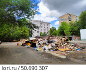 Груда  мусора после сноса гаражей во дворе жилых домов. Захламление (2024 год). Редакционное фото, фотограф Ирина Терентьева / Фотобанк Лори