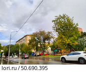 Городская улица после дождя. Москва, Башиловская улица (2024 год). Редакционное фото, фотограф Ирина Терентьева / Фотобанк Лори