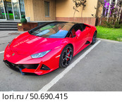 Красный спортивный автомобиль Lamborghini Huracán (2024 год). Редакционное фото, фотограф Ирина Терентьева / Фотобанк Лори