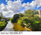 Река Яуза летом, красивое небо с облаками. Москва (2024 год). Стоковое фото, фотограф Ирина Терентьева / Фотобанк Лори
