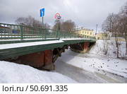 Второй Лаврский мост. Санкт-Петербург, в створе Лаврского проезда через реку Монастырку (2021 год). Редакционное фото, фотограф Алексей Иванов / Фотобанк Лори