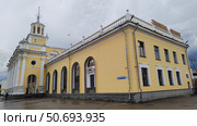 Здание железнодорожного вокзала Ярославль-Главный (2024 год). Редакционное фото, фотограф Мария Сергеева / Фотобанк Лори