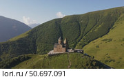 Gergeti Trinity church near mount Kazbek (2022 год). Стоковое видео, видеограф Михаил Коханчиков / Фотобанк Лори