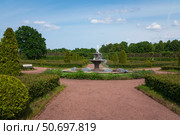 Strelna, St. Petersburg, Russia, June 12, 2025: The Court Fountain in the Lower Park of the Palace and Park Ensemble of the Konstantinovsky Palace on a sunny summer day. Редакционное фото, фотограф Ula Ulachka / Фотобанк Лори