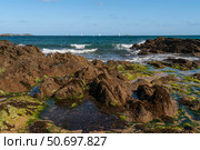 View of the coast of the city with the ocean floor exposed at low tide on a sunny summer day, Saint-Malo, Brittany, France. Стоковое фото, фотограф Ula Ulachka / Фотобанк Лори