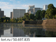 View of Hibiya-bori moat and the Outer Gardens of the Imperial Palace in Yurakucho business district of Chiyoda City on a sunny morning, Tokyo, Japan. Стоковое фото, фотограф Ula Ulachka / Фотобанк Лори