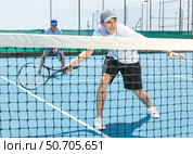 Sportsman ready to hit volley. Стоковое фото, фотограф Яков Филимонов / Фотобанк Лори