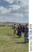 ELANTSY VILLAGE, IRKUTSK REGION, RUSSIA - July 5, 2025: Erdyn Games - festival of ethnic nomadic peoples of Eurasia, archery competition in national costumes at sacred Erd mountain. Slow motion vertical video. Редакционное видео, видеограф Виктория Катьянова / Фотобанк Лори