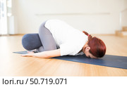 Pregnant woman doing yoga. Woman pose or Balasana. Стоковое фото, фотограф Татьяна Яцевич / Фотобанк Лори