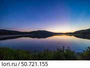 Waxing moon and crepuscular rays at Reesor Lake, Alberta, Canada. Стоковое фото, фотограф Alan Dyer/Stocktrek Images / ТАСС / Фотобанк Лори
