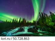 Aurora over the Ramparts waterfall on the Cameron River in Canada. Стоковое фото, фотограф Alan Dyer/Stocktrek Images / ТАСС / Фотобанк Лори