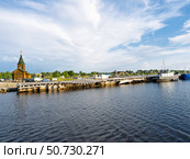 Часовня на пристани в Рабочеостровске на берегу Белого моря. Место отправления морского транспорта на Соловецкие острова. (2022 год). Редакционное фото, фотограф Сергей Никифоров-Гордеев / Фотобанк Лори