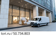 Delivery van unloads packages at modern office building in the city. Развозной фургон разгружает посылки в современном офисном здании в городе. Стоковое AI-изображение, AI-художник Katsiaryna Repich / Фотобанк Лори