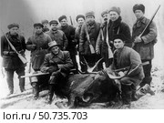 Группа охотников с добытым лосем на зимней охоте. Стоковое фото, фотограф Retro / Фотобанк Лори