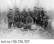 Группа охотников с добытым лосём на зимней охоте. Стоковое фото, фотограф Retro / Фотобанк Лори