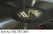 Old vinyl record player turning. Стоковое видео, видеограф Михаил Коханчиков / Фотобанк Лори