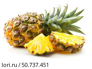 Ripe pineapple showing its fresh yellow pulp on white background. Стоковое AI-изображение, AI-художник Иван Рябоконь / Фотобанк Лори