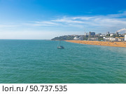 Wide Coastal View of Folkestone Beach, Turquoise English Channel and Fishing Boat, Kent UK. Стоковое фото, фотограф Zydrius Tartenis / Фотобанк Лори