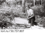 Девушка в лесу собирается рисовать на листе ватмана. Стоковое фото, фотограф Retro / Фотобанк Лори