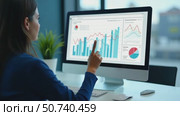 Business finance data analytics graph. Financial management technology. Advisor using KPI Dashboard on virtual screen. Стоковое AI-видео, аниматор Sergey Grishin / Фотобанк Лори