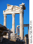 Vertical photo of ruins of the Temple of Trajan on a background of blue sky. Bergama, Turkey. Стоковое фото, фотограф Алена Аксенова / Фотобанк Лори