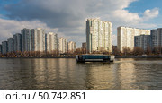 Электрический речной трамвай в Москве на фоне Нагатинской набережной. Редакционное фото, фотограф Олег Пученков / Фотобанк Лори