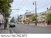 Город Рыбинск, Ярославская область, Россия. Крестовая улица летним днем (2024 год). Редакционное фото, фотограф Елена Коромыслова / Фотобанк Лори