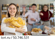Daughter chose pile of potato chips in store, and quarrels with parents over choice of food. Стоковое фото, фотограф Яков Филимонов / Фотобанк Лори