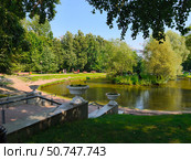 Летний парк с прудом и декоративными вазонами. Редакционное фото, фотограф Мария Сергеева / Фотобанк Лори
