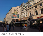 Портрет маршала Жукова на фасаде дома на Арбате в Москве. Редакционное фото, фотограф Мария Сергеева / Фотобанк Лори