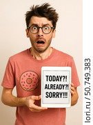 Apologetic man in pink donut t-shirt holding a tablet with a message Today Already Sorry. Funny and relatable concept of forgetting a birthday or special date. Стоковое AI-изображение, AI-художник Журина Юлия / Фотобанк Лори