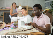Participants in coterie practice sewing, chatting and talking, work with mannequin. Стоковое фото, фотограф Яков Филимонов / Фотобанк Лори