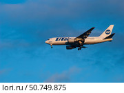 Boeing 767-200 авиакомпании UTair идет на посадку в аэропорт Адлера на закате (2020 год). Редакционное фото, фотограф Инна Грязнова / Фотобанк Лори