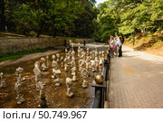 Сад камней на реке Ольховке в Нижнем парке курортного города Кисловодска. Люди фотографируют достопримечательность. Ранняя осень. Редакционное фото, фотограф Наталья Гармашева / Фотобанк Лори