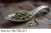 Sencha Green Tea Leaves on Sakura Spoon, Japanese Tea Ceremony Close-Up. Стоковое AI-изображение, AI-художник Katsiaryna Repich / Фотобанк Лори