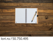 Блокнот и ручка на деревянном фоне. Место для текста. Notebook and pen on the wooden background. Notebook mock up. Copy space. Стоковое фото, фотограф AllNikArt / Фотобанк Лори