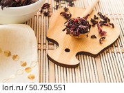 Чай из гибискуса. Цветочный чай. Сухие лепестки. Hibiscus Tea. Flower Tea. Dry petals. Стоковое фото, фотограф AllNikArt / Фотобанк Лори