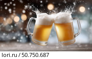 Cheers with frothy beer mugs against a festive backdrop during winter. Стоковое AI-изображение, AI-художник Katsiaryna Repich / Фотобанк Лори