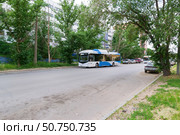 Троллейбус с автономным ходом БКМ 32100D движетсяк остановке с опущенными токоприёмниками. Волгоград, Тракторозаводский район, Россия. (2022 год). Редакционное фото, фотограф Андрей Цыганков / Фотобанк Лори