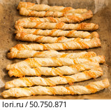 Домашние свежеиспеченные сырные хлебные палочки из слоеного теста. Homemade Cheesy Breadsticks. Стоковое фото, фотограф AllNikArt / Фотобанк Лори