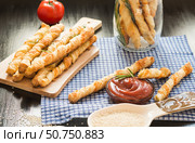 Домашние сырные хлебные палочки из слоеного теста и томатный соус. Homemade Cheesy Breadsticks and Tomato sauce. Стоковое фото, фотограф AllNikArt / Фотобанк Лори