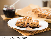 Домашняя выпечка. Овсяный пирог с черничным джемом. Сладкий десерт. Homemade baking. Sweet Dessert. Oatmeal cake with blueberry jam. Стоковое фото, фотограф AllNikArt / Фотобанк Лори